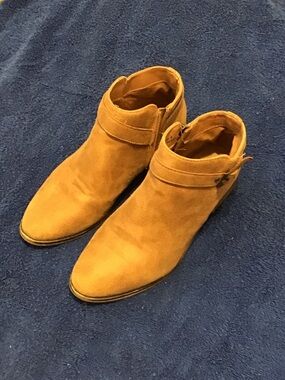 BAMBOO Women's Suede Ankle Booties size 8